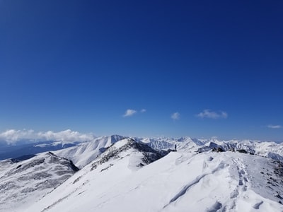白雪皑皑的山峰在蓝色的天空下
